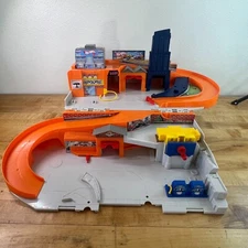 2015 Mattel Hot Wheels Stow and Go Folding Race Track Service Station DMW90