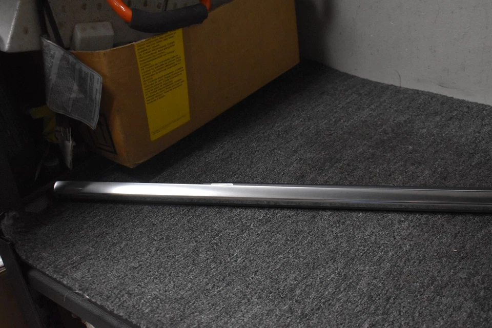 Mercedes Benz CLS550 2012-2018 correa tira meteorológica fabricante original Foto 2 de 4