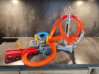 Hot Wheels CDL45 Action Mega Crash Superbahn, Trackset mit Loopings und...