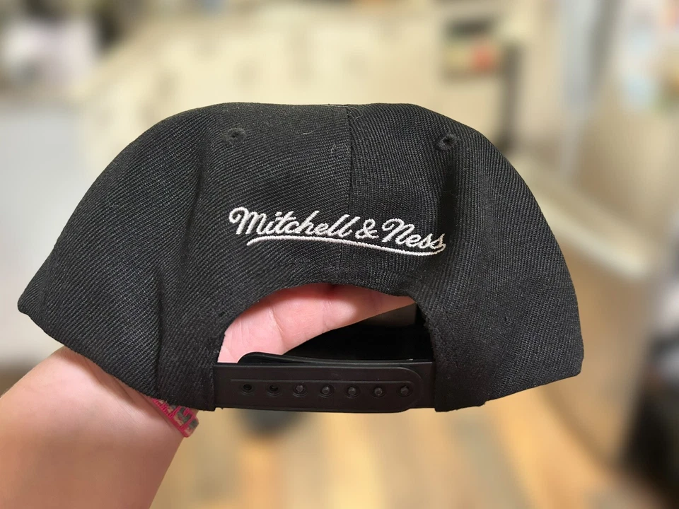 Gorra Mitchell & Ness Los Angeles Lakers SnapBack gris y blanca Foto 2 de 4