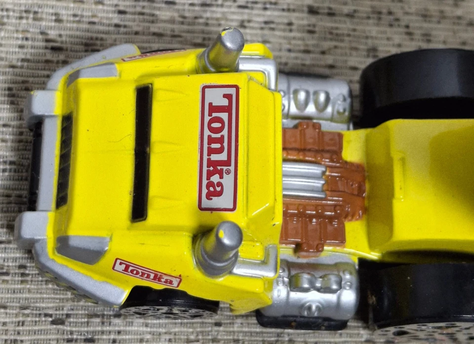 2005 MAISTO TONKA YELLOW MOD WHEELS DIECAST DUMP TRUCK 1:64 Scale /Hasbro - Image 3 of 4