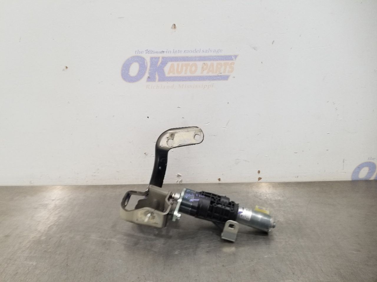 17 BENTLEY BENTAYGA REAR DECKLID HATCH HINGE WITH ACTUATOR RIGHT PASSENGER