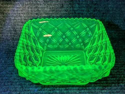 VTG Uranium GREEN GLASS DEPRESSION GLASS VASELINE SAWTOOTH DIAMOND BUTTON Candy