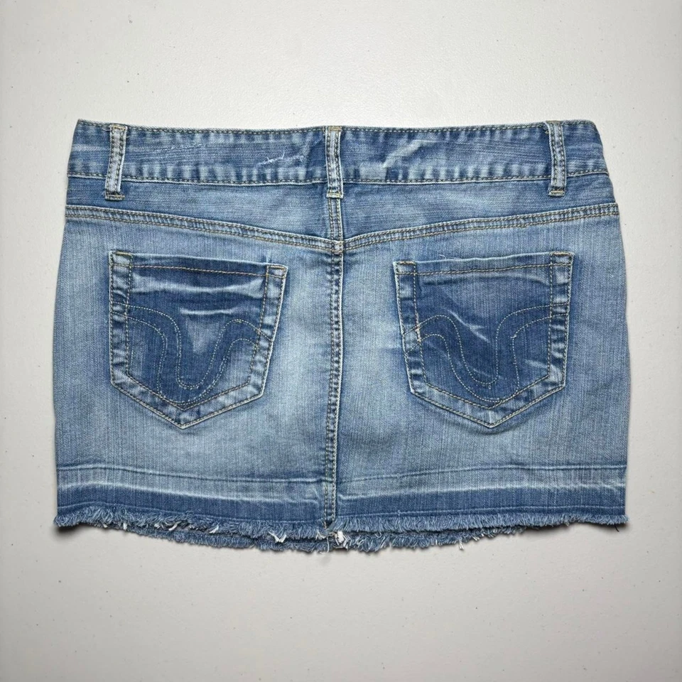 Y2K заниженной средней стирки Hot Kiss джинсовой ткани мини юбка с потертым подолом - Изображение 3 из 4