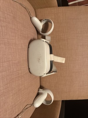 Oculus Meta Quest 2 VR Headset 128GB White With Headset And Controllers Beat Up