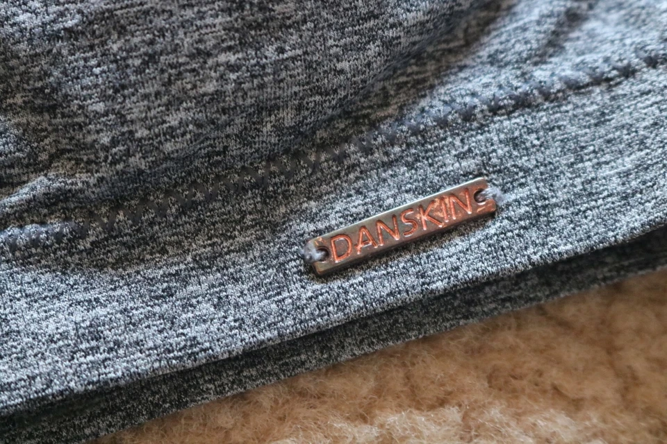 Sujetador deportivo Danskin para mujer Top alto impacto incrustado alambre flexible gris Foto 3 de 4