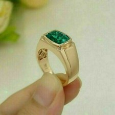 Fede nuziale da uomo in oro giallo 14 carati con smeraldo verde creata in lab...