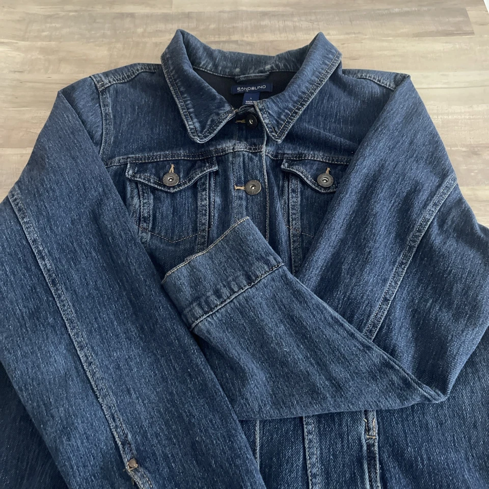 Chaqueta clásica de mezclilla Bandolino para mujer con botones bolsillos delanteros en el pecho y las manos talla LG Foto 2 de 4