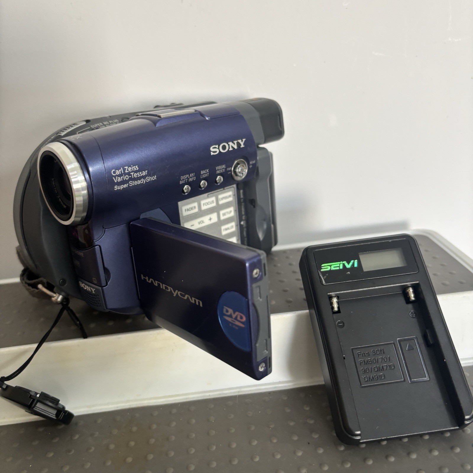 Sony Handycam DCR-DVD91E Camcorder Fully Functional & Tested  -image