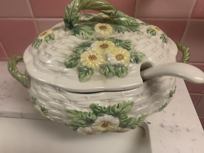 Vintage Daisy Soup Tureen Basketweave Ceramic gravy dish ladle in