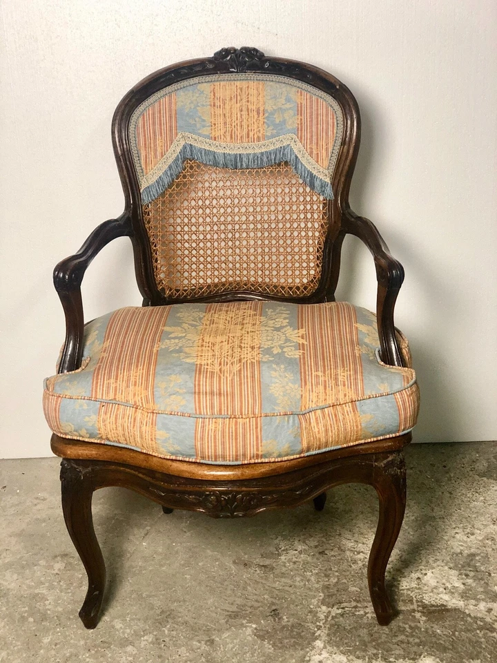 Fauteuils cabriolet (la paire) époque Louis XV en noyer moulurés et cannés - Photo 3/4