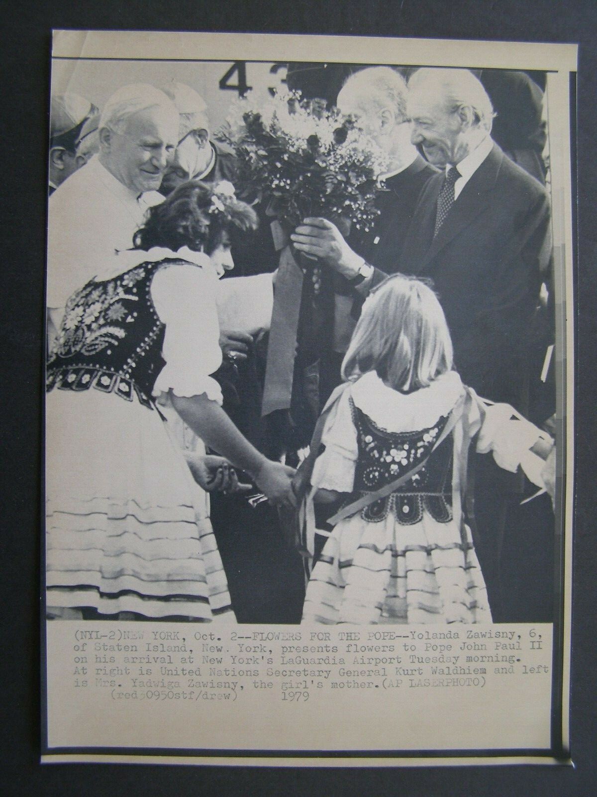 AP Wire Press Photo 1979 Pope John Paul II NY Yolanda Zawisny flowers for  Pope | eBay