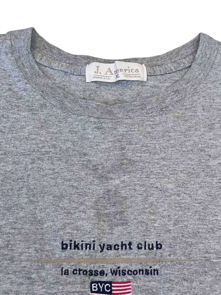 Camisa Bikini Vintage Yacht Club La Crosse, Wisconsin Talla XL J. America Gris EE. UU. Foto 3 de 4