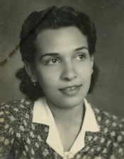 #35818 ATHENS 26.8.1944 (day of the liberation of Paris). Woman. Photo ALIFERIS 