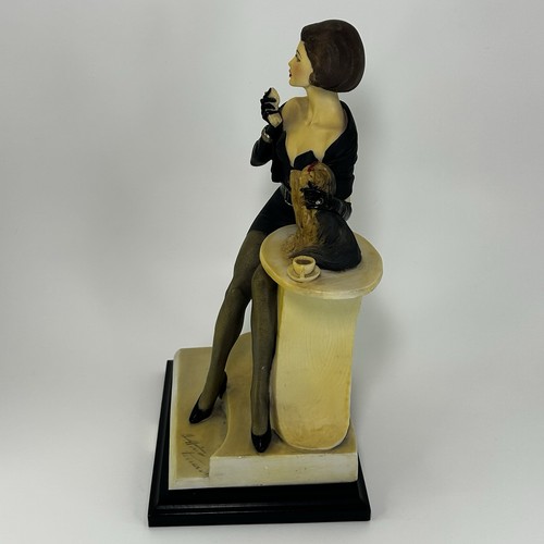 Vintage A.D.L. Figurina Vittorio Tessaro Signora seduta con cane 1990 base legno - Foto 19 di 24