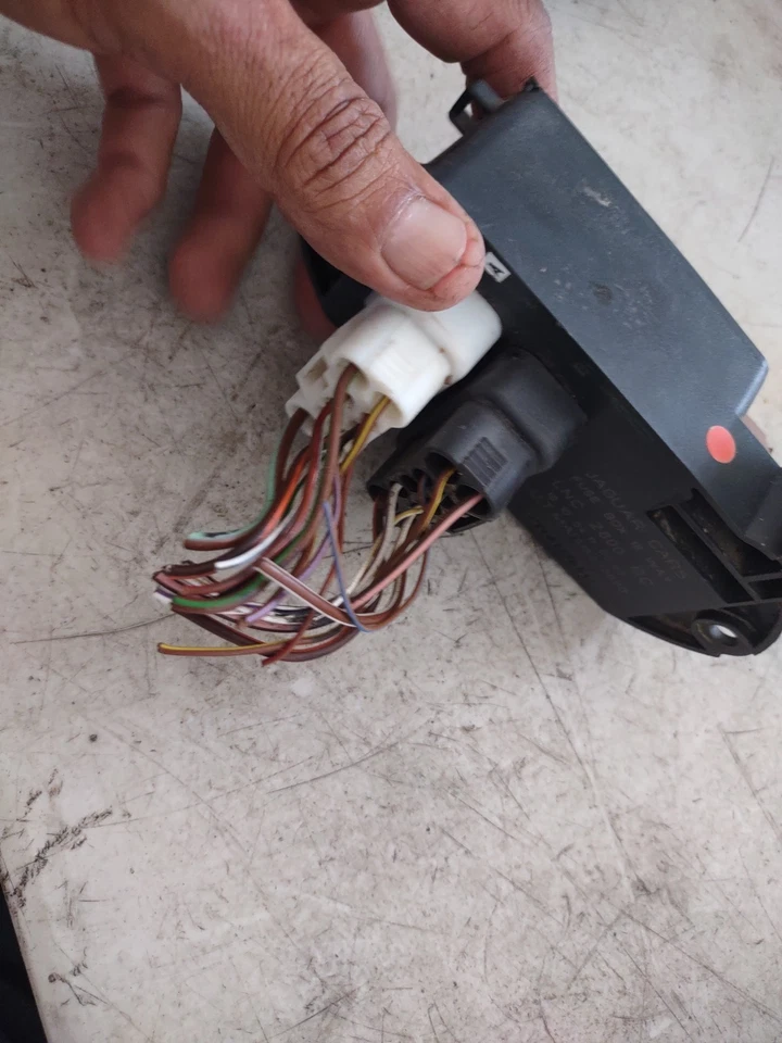 Caja de relé de fusibles Jaguar XJ8 1998-2003 18 vías LNC2800BC enchufes también se ven Foto 3 de 4