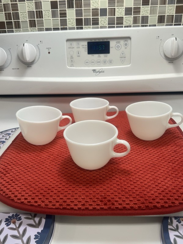 PYREX White Milk Glass Coffee Tea Cups Mugs Set Of 4 Vintage Great Condition