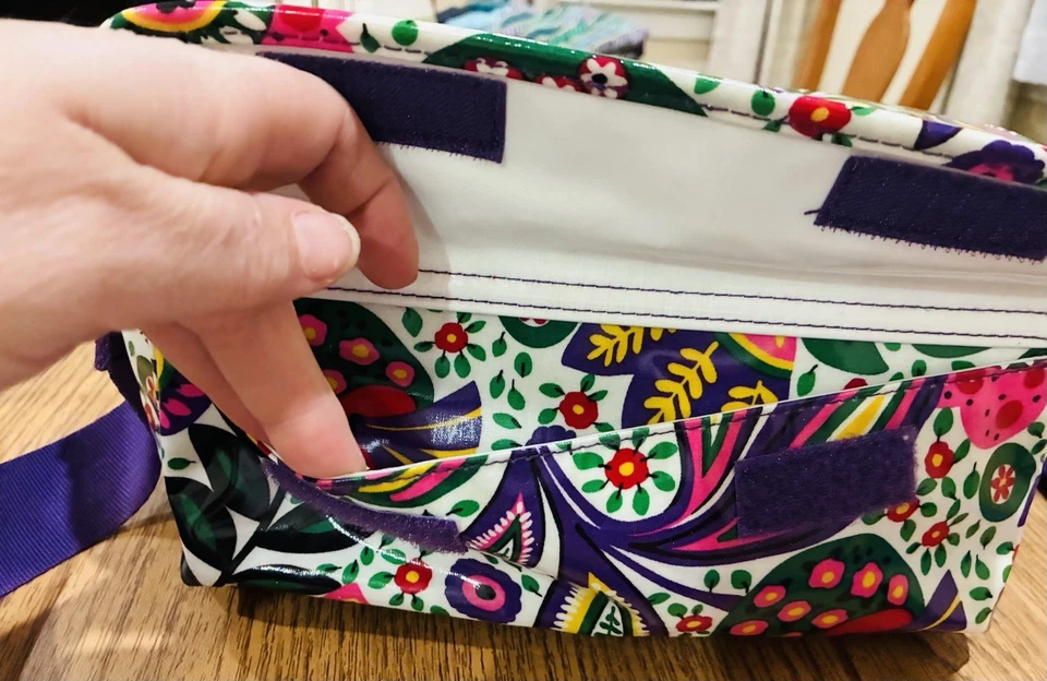 Juego de dos bolsas de almuerzo florales Vera Bradley refrigerador aislado fácil de limpiar Foto 4 de 4