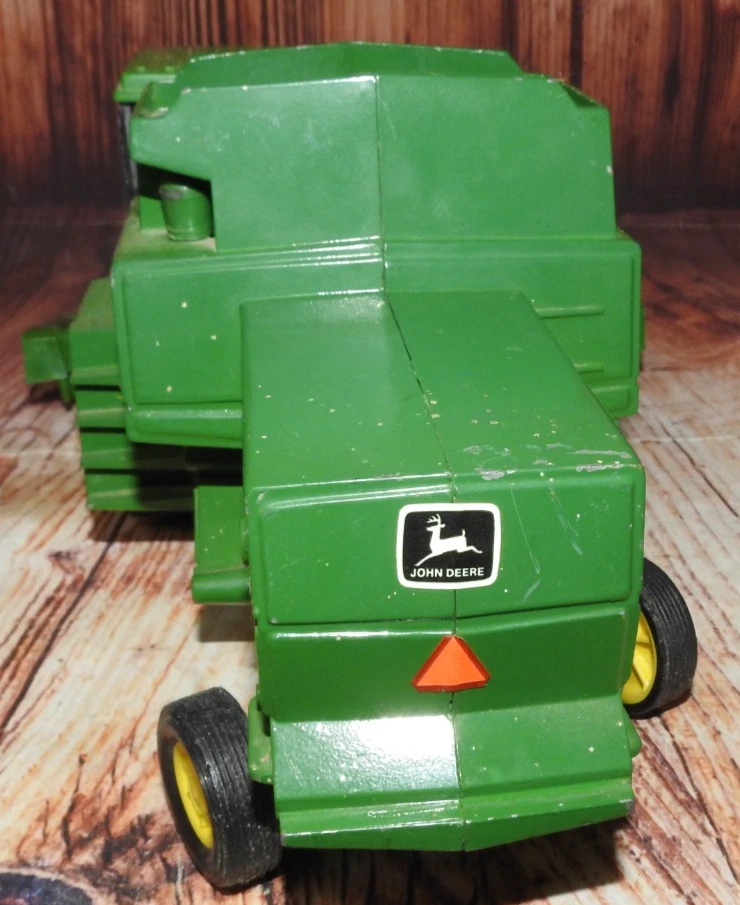VTG John Deere Titan II Green Diecast Metal Combine Tractor ERTL 1/24 Scale - Image 4 of 4
