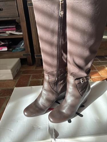 Isaac Mizrahi Live krystal Leather and Stretch Fabric Wedge Boot brown 7,5 New - Picture 3 of 7