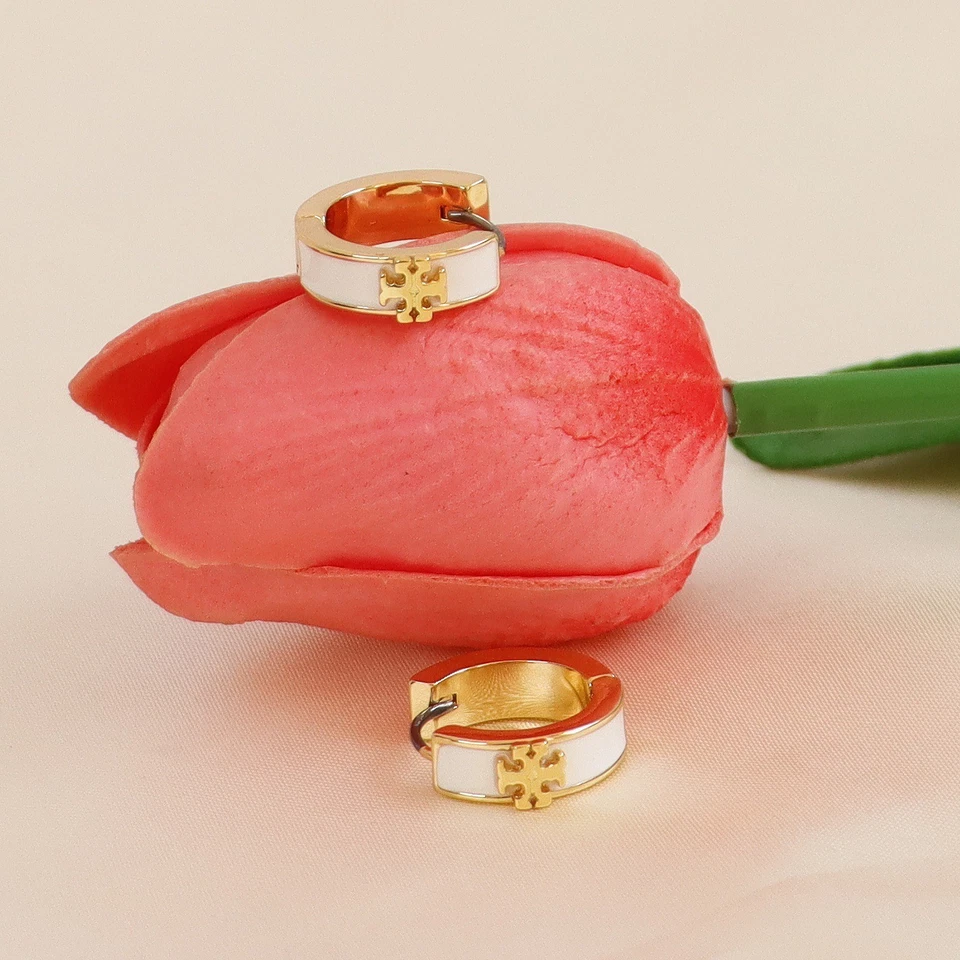 ¡Nuevo! PENDIENTE HUGGIE ESMALTADO Tory KIRA Clásico Elegante Dama Pequeño Aro Blanco Foto 3 de 3