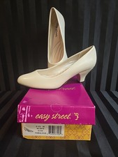 Easy Street Women's US 9.5 Wide Fabulous Pumps Bone Off White Damaged Box