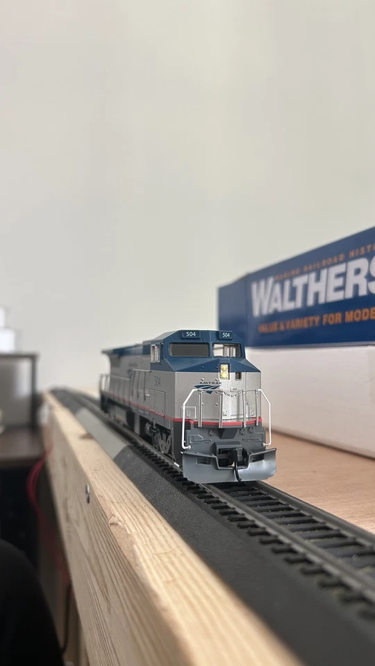 Walthers 910-19560 HO AMTK Phase V P32-8BWH Diesel Locomotive DCC & Sound #504 - Image 4 of 4