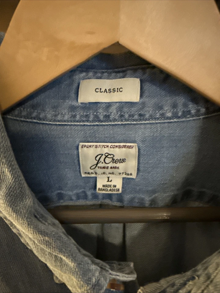 Camisa vaquera grande de ajuste clásico de peso medio J.Crew Foto 2 de 4