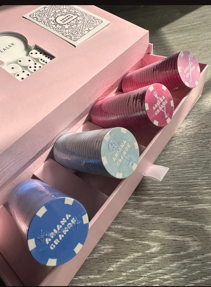 Exclusivo juego de póker Ariana Grande rosa con dados y cartas RARO  Foto 2 de 2