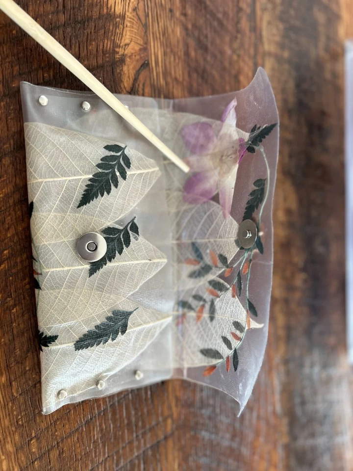 Juego de monedero y clutch transparentes vintage con diseño de hojas florales prensadas con mango de madera Foto 4 de 4