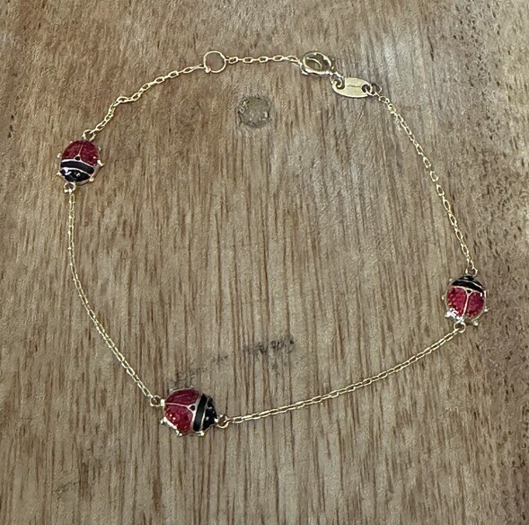 Bracelet porte bonheur coccinelle or jaune pour illuminer vos jours