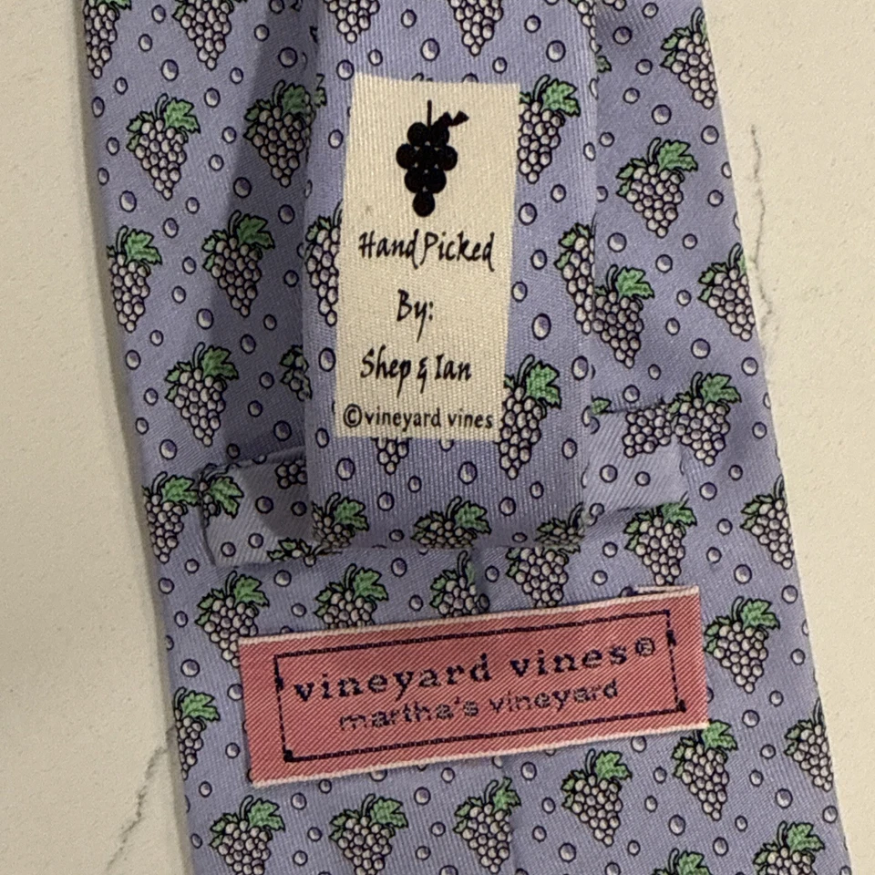 CORBATA DE CUELLO MARTHA'S VINEYARD VINES OVEJAS IAN 100 % SEDA PÚRPURA USADA EN EXCELENTE ESTADO Foto 3 de 4