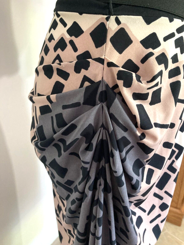 BCBG MAX AZRIA Black Evening Dress Geometic Design w/ Belt & Ruched Side Size M - Picture 4 of 6