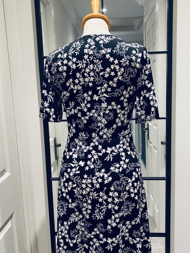 QED LONDON ~ LADIES STUNNING BLACK & WHITE FLORAL V NECK DRESS SIZE UK 8-10 - Picture 6 of 12
