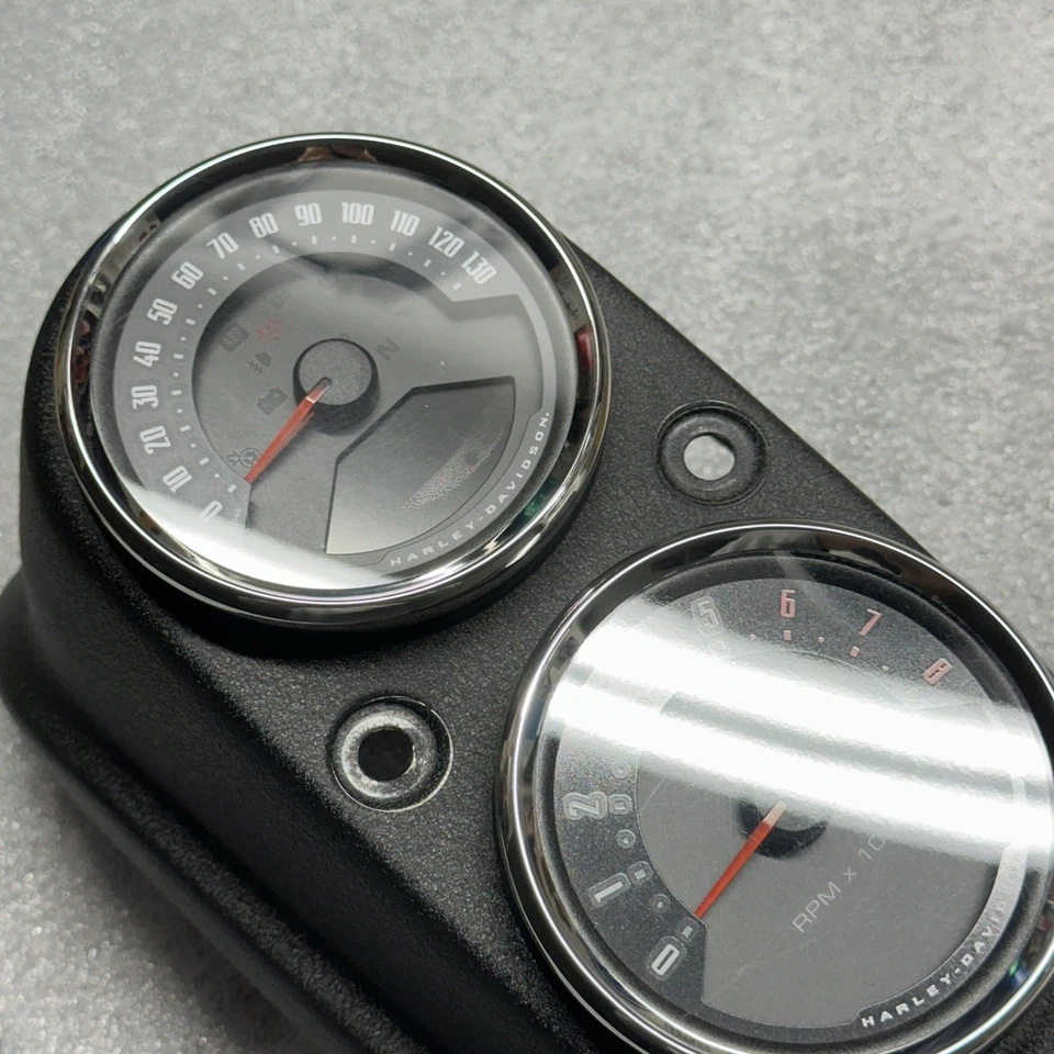 2022 原始设备制造商 Harley Low Rider FXLRS Speedo Tach 规格安装皱纹黑色 - 70900697B — 第 3/4 张图片