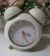 Reloj despertador oro crema detalles metal atemporal