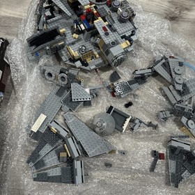 LEGO Star Wars: Millennium Falcon (75105) (READ)