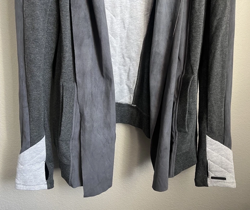 Moletom com capuz Blanc Noir feminino L camurça sintética frente aberta drapeado - Cinza *LEIA* - Imagem 3 de 4