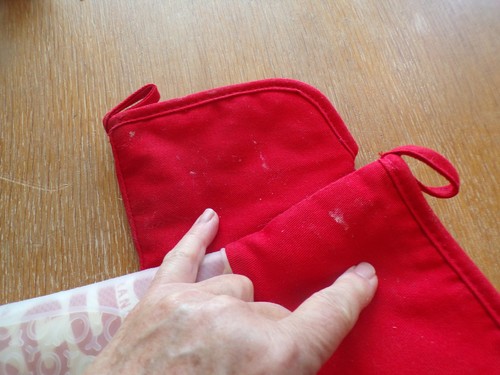 TABASCO® Novelty Silicone Non-Slip Kitchen Oven Mitt - Picture 6 of 11
