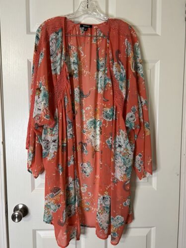 Torrid Kimono Staubtuch Gr. 3/4 Pfirsich Blumen vorne offen lange Strickjacke Spitze Akzent
