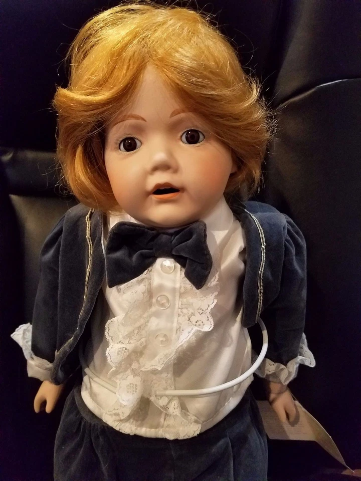 Muñeca de porcelana "Troy" #PTD75 21" de alto por Bradley's Collectible Dolls Limited Foto 3 de 4