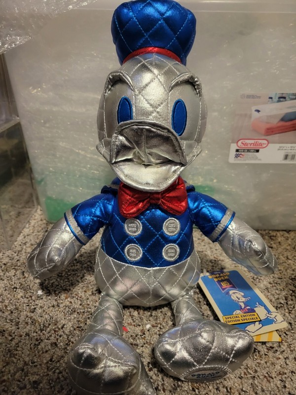 NWT Donald Duck 85 Years Anniversary Quilted Plush USA Exclusive FREE SHIPPING