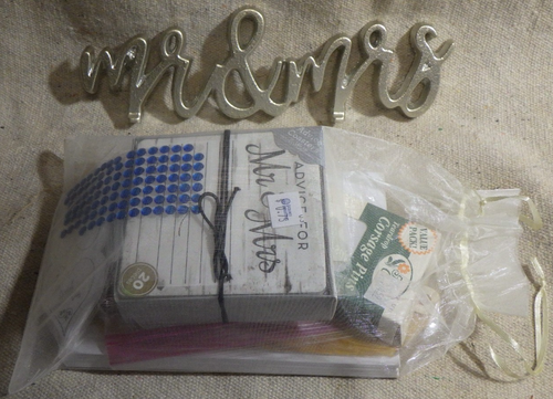 Mr & Mrs set up matrimonio metallo pesante tavolo insegna corsetto spille consigli biglietti lotto
