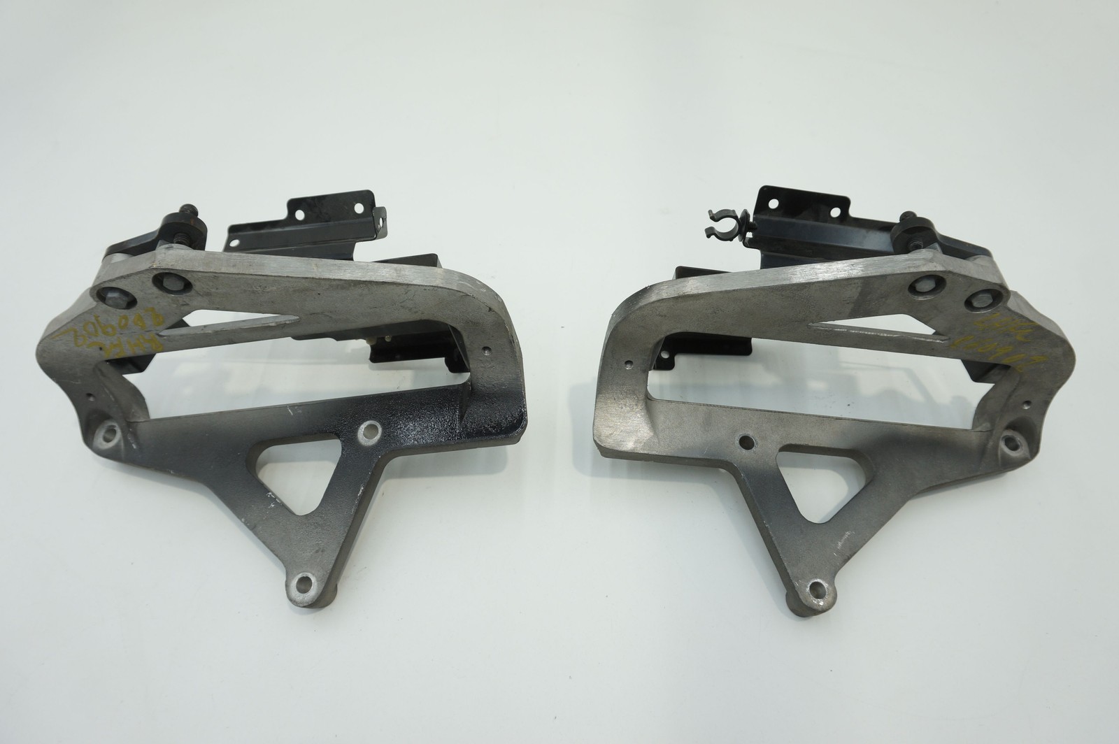 Aston Martin Vanquish 2012-2018 Front Right Brackets Set P/N DG435341AA