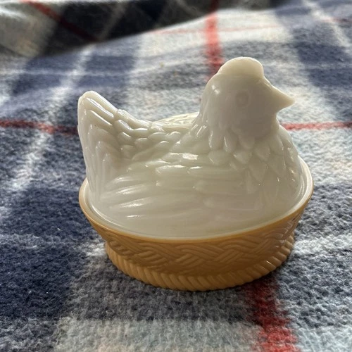 Vintage Avon Chicken Hen On A Nest Milk White Tan 1973 Candy Nut Dish Glass EUC