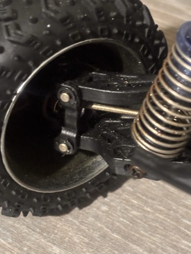 Team Losi Mini LST2 Monster Truck 4x4 RC 1/18 -MISSING PARTS / FOR REPAIR/PARTS - Picture 19 of 24
