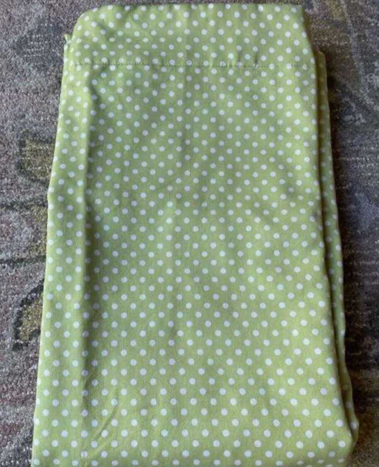 Cortinas de 2 paneles Pottery Barn verde y blanco a lunares como nuevas para habitación de niños pequeños Foto 3 de 4