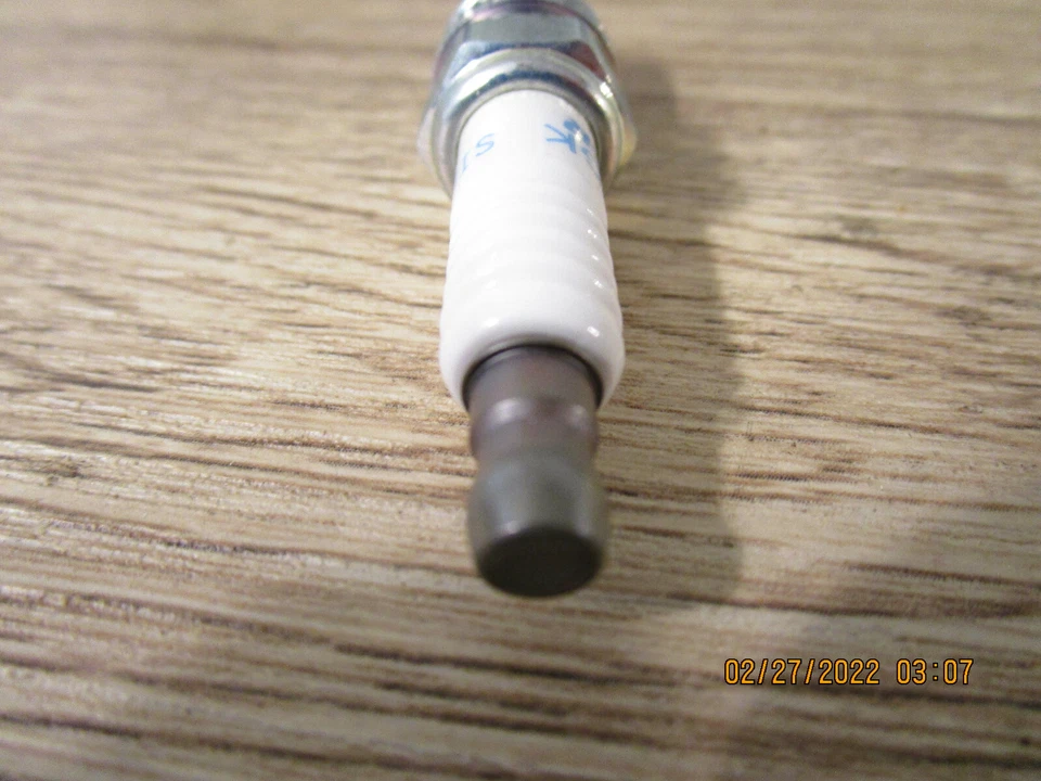 Genuine Kia OEM 1884611070 Spark Plug Assembly Foto 4 de 4