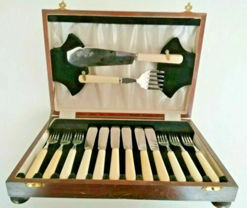 Ménagères arts de la table, cuisine du XXe siècle et récents originaux