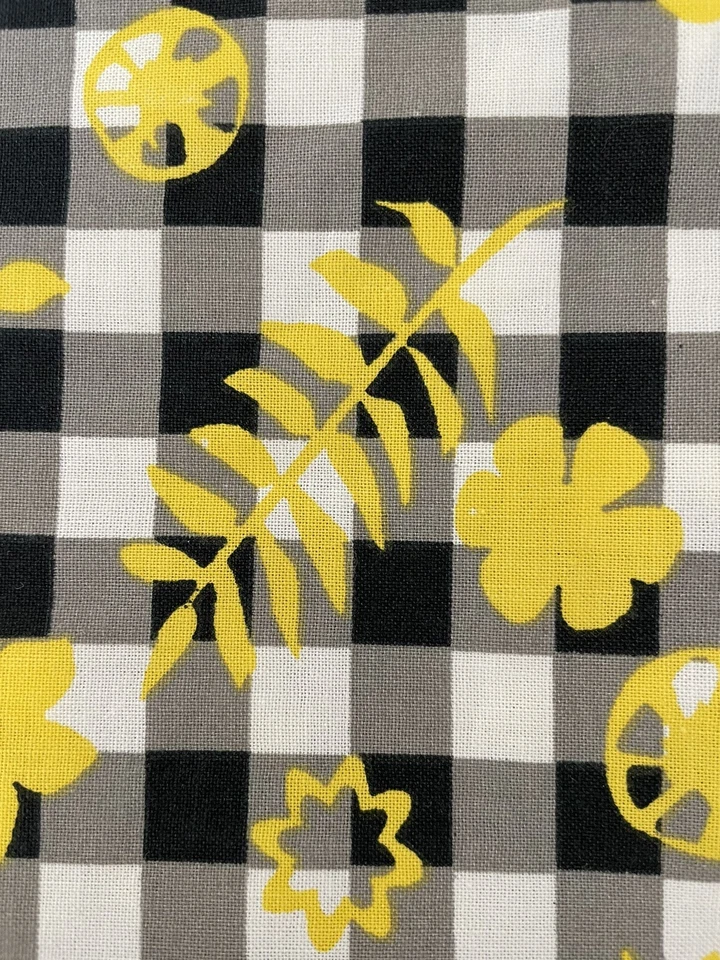 Tela de flores amarillas a cuadros negra/blanca Ikea Caroline Abild Jessen 5 yardas disponibles Foto 2 de 4